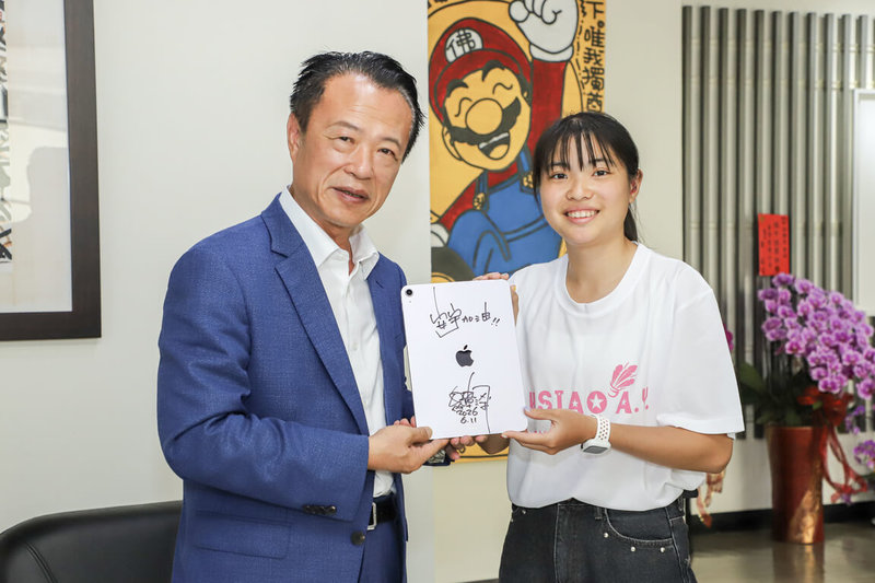 竹崎高中體育班羽球專長學生蕭安宇（右）獲2025東京聽障奧運團體銅牌，透過特殊選才入學管道錄取清華大學，並獲得2026年總統教育獎得獎，嘉義縣長翁章梁（左）11日與她會面表達肯定與鼓勵。（嘉義縣政府提供）中央社記者蔡智明傳真 115年6月11日
