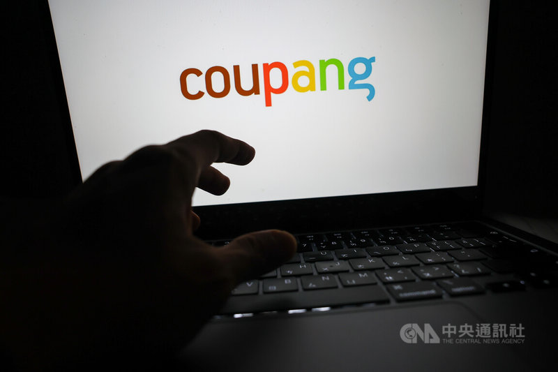 韓國酷澎（Coupang）2025年底發生大規模個資外流事件，韓國個人資訊保護委員會11日表示，對洩漏3750萬人個資、且擅自蒐集會員網路活動紀錄的酷澎，處以逾6246億韓元（約新台幣138.8億元）罰款。圖為酷澎（Coupang）公司LOGO。中央社記者王騰毅攝 115年6月11日