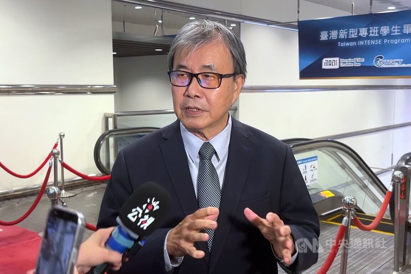 教育部長鄭英耀（圖）11日出席第一屆新型專班畢業留台就業典禮，會前受訪被問及對韓劇「鐵拳教育」及校園濫訴議題的看法，他表示，台灣校事會議改革上路後，案量已有下降，預期未來親師生關係會更和善。中央社記者陳至中攝　115年6月11日