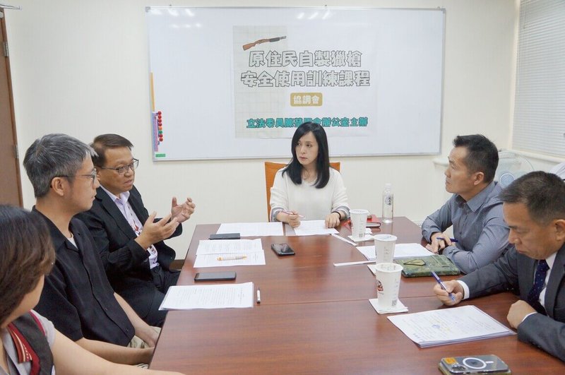 原住民持有自製獵槍須完成安全使用訓練課程，原民會7月起將辦40場課程。民進黨立委陳瑩 （右3）4日邀集原民會副主委杜張梅莊Adralriw Abaliusu（左3）、國防部訓次室中將次長郭俊德 （右2）、陸軍中將參謀長陳建義 （右1）協調，要求國防部提供靶場，原民會在台東開課，並評估在部落設「無痕靶場」。（陳瑩國會辦公室提供）中央社記者盧太城台東傳真 115年6月11日