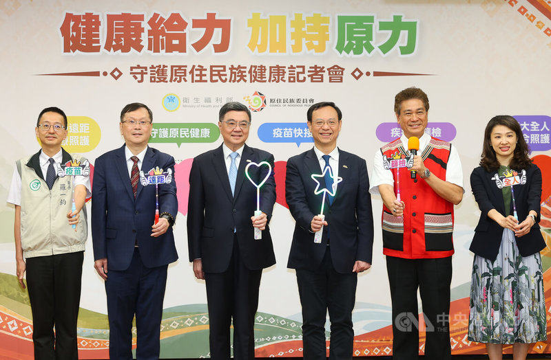 「守護原住民族健康記者會」11日在台北舉行，行政院長卓榮泰（左3）、衛福部長石崇良（右3）、次長莊人祥（左2）、疾管署長羅一鈞（左）、原民會副主委陳義信（右2）等人出席合影。中央社記者謝佳璋攝  115年6月11日