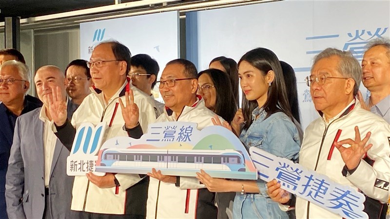 新北捷運三鶯線形象影片找演員雷嘉汭（前右2）拍攝，在影片中介紹沿線人文、產業與觀光特色，11日發布，雷嘉汭出席與新北市長侯友宜（前右3）等同台宣傳。 中央社記者黃旭昇攝　115年6月11日