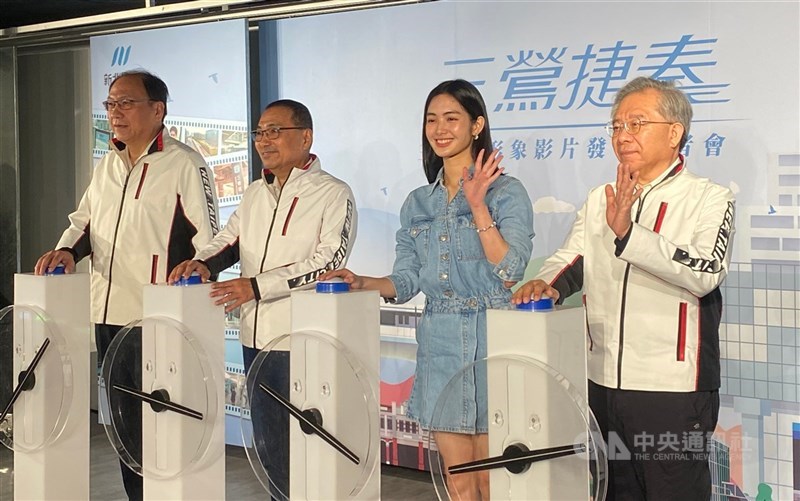 新北市政府11日發布捷運三鶯線形象影片，邀演員雷嘉汭（右2）代言，與新北市長侯友宜（左2）、市府捷運工程局長李政安（左）與新北大眾捷運股份有限公司董事長林祐賢（右）一起揭幕。 中央社記者黃旭昇攝　115年6月11日