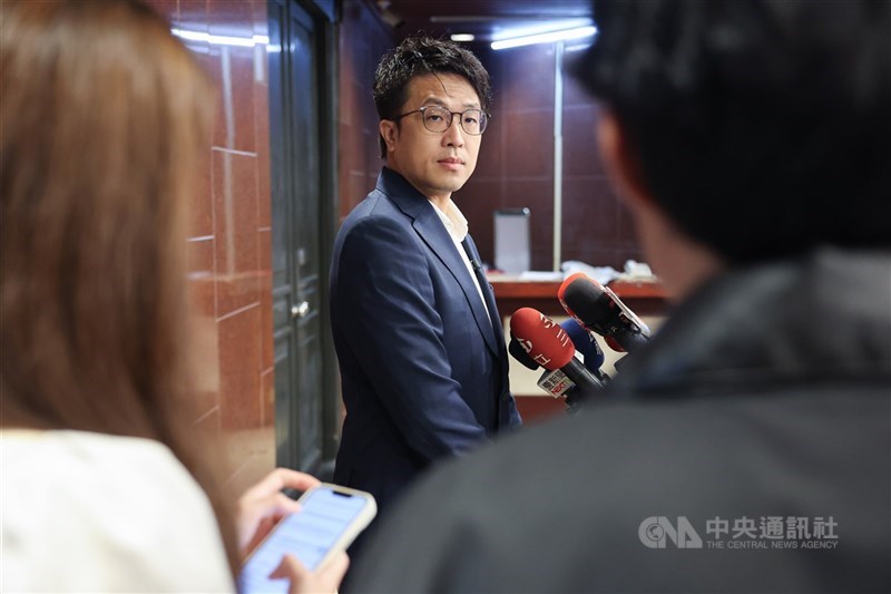 圖為民進黨台北市長參選人沈伯洋日前在立法院接受聯訪。(中央社檔案照片)