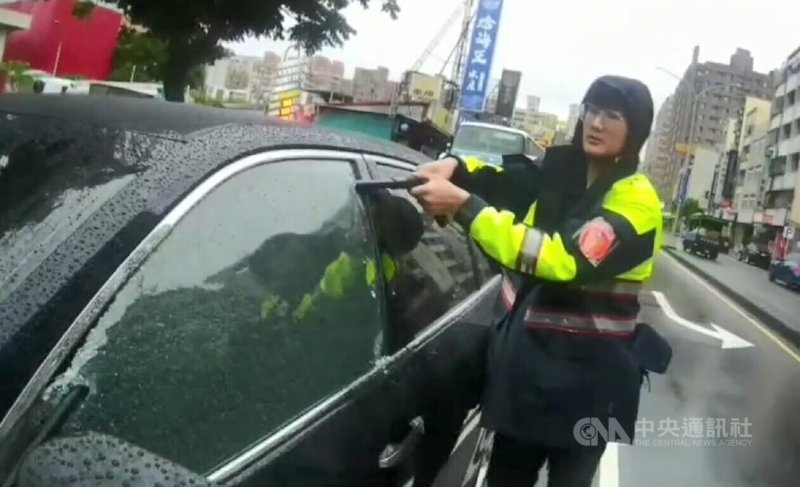 台中市西屯區一處路口11日有一輛黑色自小客車停放路中央，且駕駛疑似昏睡，警方到場破窗後，發現陳姓駕駛精神恍惚，經毒品唾液初驗呈陽性反應，並在車內查獲毒品。（翻攝照片）中央社記者蘇木春傳真　115年6月11日