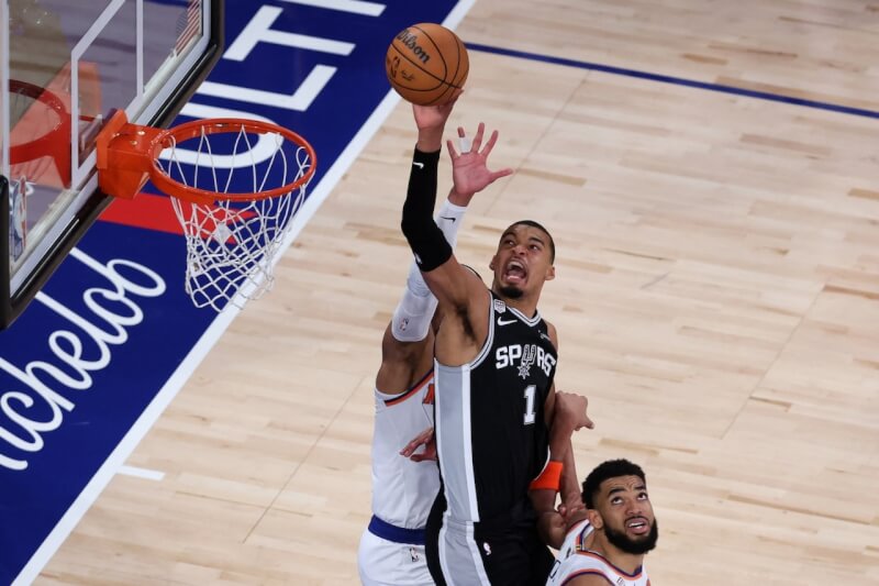 馬刺球星溫班亞馬（持球者）8日在NBA總冠軍賽第3戰因猛推尼克主將布朗森的頭部，引發爭議。（路透社）