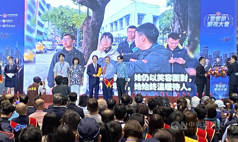 警政署115年警察節慶祝大會11日下午在台北車站舉行,現場頒發29名全國模範警察及15名資深績優警察人員獎章。中央社記者黃麗芸攝 115年6月11日