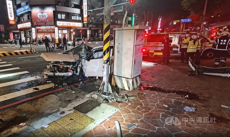 1輛自小客車11日晚間為逃避桃園市警方盤查、高速行駛逃逸，警車追緝時，自小客車失控打滑，撞上2名路人，2人都命危送醫，肇事駕駛意識不清也送醫。（翻攝照片）中央社記者葉臻傳真 115年6月11日