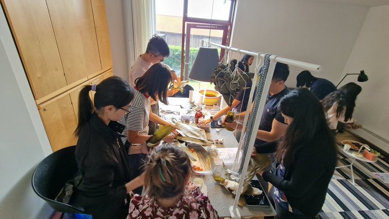 丹麥台灣協會的志工們從活動前一周就開始備料,揮汗蒸米,試吃食材味道組合,實驗南部粽水煮的最佳時間,一共包了160顆粽子。(丹麥台灣協會提供)中央社記者辜泳秝斯德哥爾摩傳真 115年6月11日