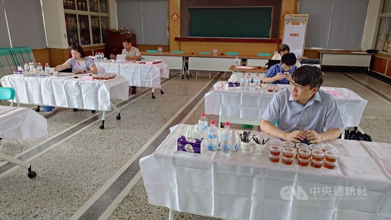 嘉義縣農會11日辦國產龍眼蜂蜜品質評鑑,邀多名食品科學專家及感官品評學者組評審團,深度評鑑蜂蜜水分、色澤、香氣、口感及純度等關鍵指標。中央社記者蔡智明攝 115年6月11日