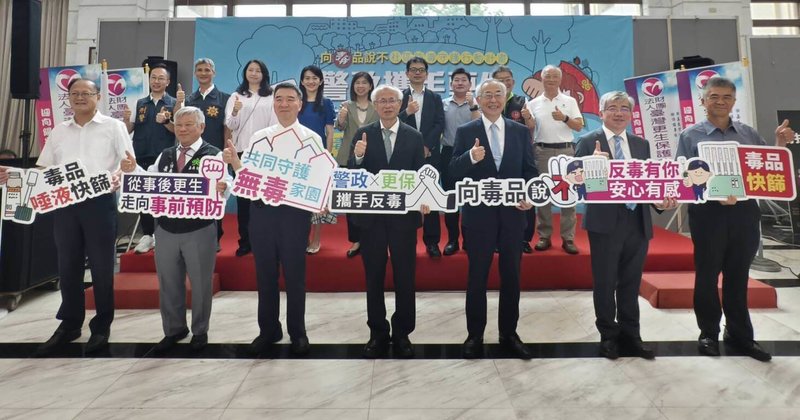 嘉義地方檢察署與台灣更生保護會嘉義分會11日舉辦捐贈儀式，將提供4000劑毒品唾液試紙及快篩試劑給嘉義縣市警察局，全力支援第一線員警打擊毒駕，高檢署檢察長張斗輝（前中）出席見證。（檢方提供）中央社記者姜宜菁傳真　115年6月11日