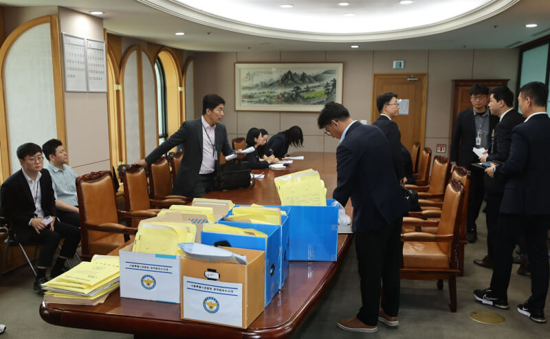 韓國地方選舉選票不足事件爭議延燒，韓國檢警聯合調查本部相關人員，11日在京畿道果川市中央選舉管理委員會前，準備進行搜索及扣押行動。（韓聯社）