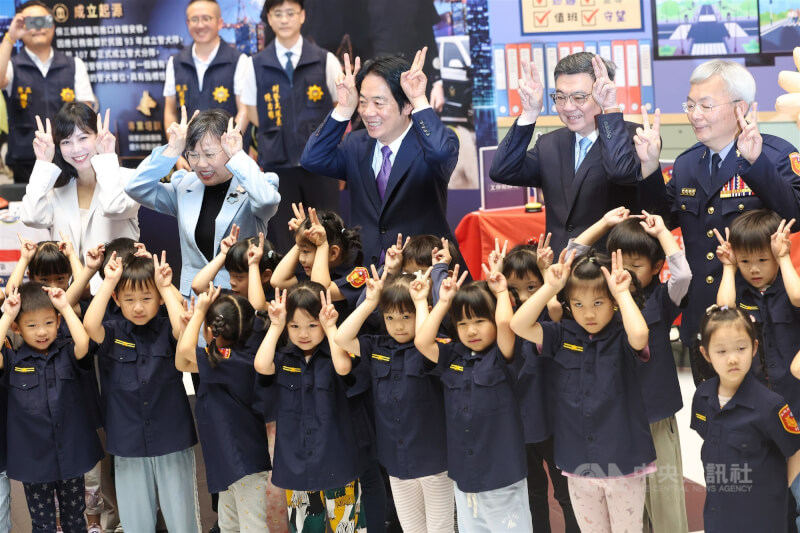 總統賴清德（後中）、行政院長卓榮泰（後右2）11日下午在台北出席115年警察節慶祝大會，與小朋友一同比出兔子耳朵手勢合影留念。中央社記者吳家昇攝　115年6月11日