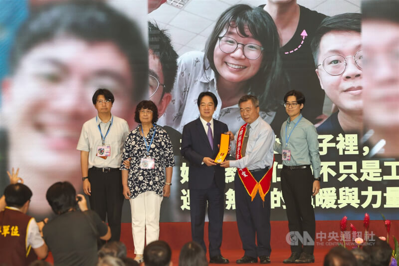 總統賴清德（中）11日下午在台北出席115年警察節慶祝大會，產後離世的中正一女警陳芊雯獲選全國模範警察，由家屬代為領獎。中央社記者吳家昇攝　115年6月11日