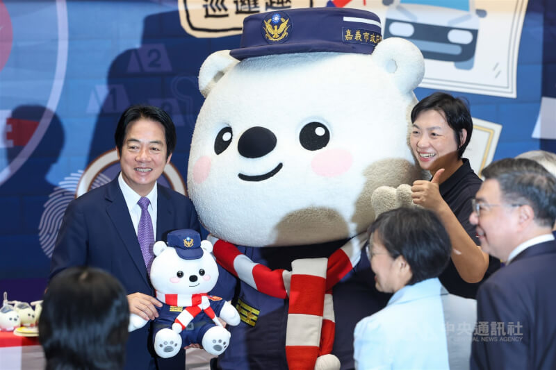 內政部警政署11日下午在台北車站舉辦115年警察節慶祝大會，總統賴清德（左）出席與會，現場與嘉義市警局吉祥物「警察大白熊」開心合影留念。中央社記者吳家昇攝　115年6月11日