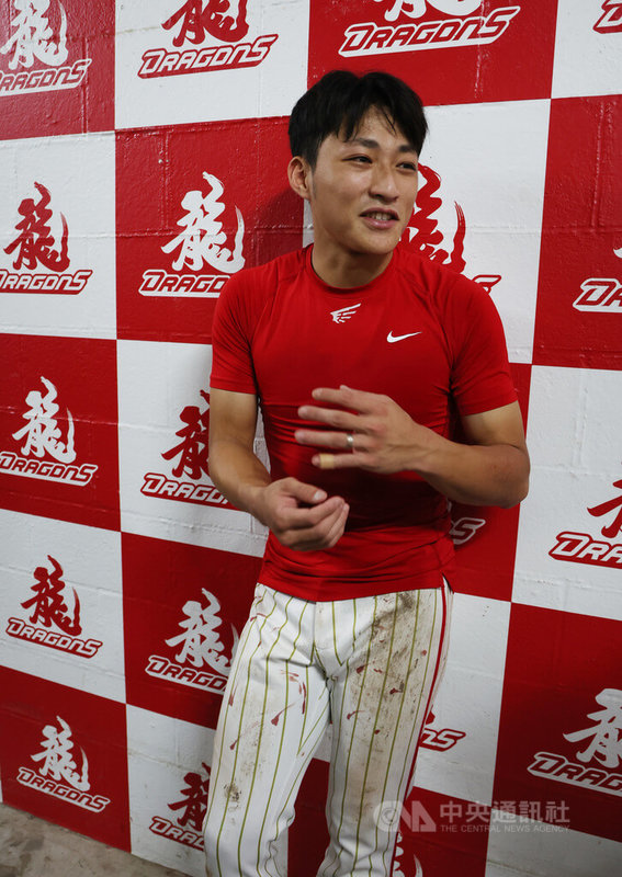 中華職棒味全龍隊外野手郭天信(圖)11日出賽展現拚勁,9局除有美技接殺還跑回致勝分,賽後褲子上都留有防守飛撲時導致手指血泡的血跡。中央社記者張新偉攝 115年6月11日