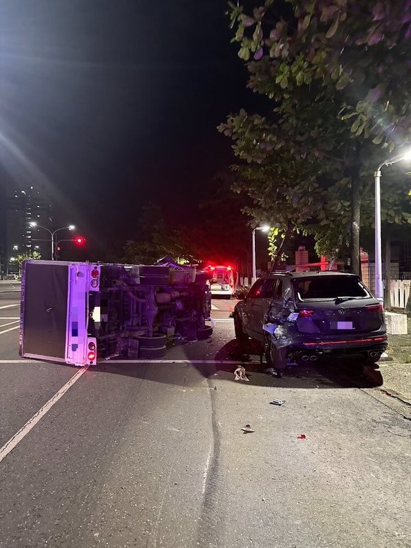 高雄大寮區10日發生一起自撞車禍，張姓男子駕駛小貨車自撞路旁自小客車翻覆，警方到場見其神情恍惚，且張男拒絕毒品快篩，經實施觀測表未通過，全案依公共危險罪送辦。（高雄林園警分局提供）中央社記者洪學廣傳真　115年6月11日