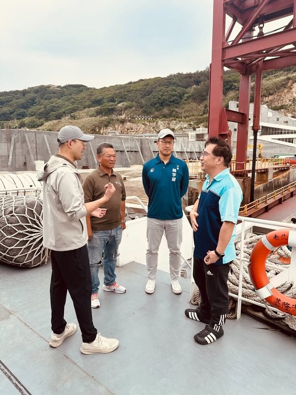 馬祖南竿東引航線6月起部分班次改由小型船舶「南北之星2號」行駛，但有民眾反映該船抗浪性較差、容易暈船。東引鄉代會10日赴中柱港關心乘客搭船情形，也呼籲縣府檢討船隻開航標準。（東引鄉民代表會提供）中央社記者潘欣彤傳真　115年6月11日