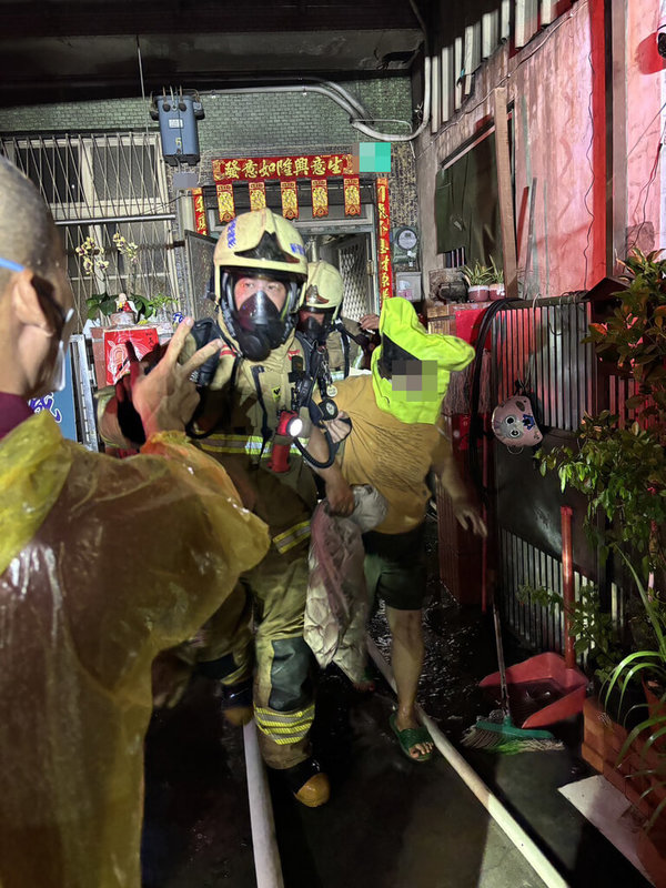 台南市新營區一處民宅11日晚間發生火警，消防人員趕往灌救，並從火場陸續救出4人送醫。（台南市消防局提供）中央社記者張榮祥傳真　115年6月11日