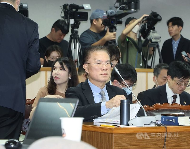 立法院司法及法制委員會11日初審通過刑法第80條條文修正草案等案，明定性侵害犯罪成立日至被害人滿20歲以前所經過的期間，不計入追訴權時效期間。法務部次長黃謀信（前中）提到，希望採20歲的版本，簡明易懂，也有立法例的支持，朝野立委均支持要保障性侵害犯罪被害人權益，因此最終同意照行政院、司法院提案通過。全案不須交由黨團協商。中央社記者郭日曉攝　115年6月11日