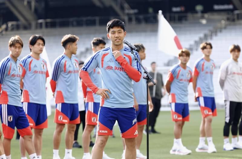 日本男足國家隊隊長遠藤航（前）8日參與球隊在美國田納西州的集訓。（共同社）