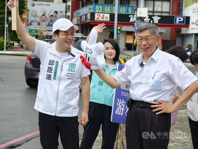 民眾黨創黨主席柯文哲（前右）12日與黨籍竹北市長參選人邱臣遠（前左）一同現身街頭拜票。柯文哲表示，竹北市長選戰已到關鍵，此次拜票展現勢在必得決心。中央社記者郭宣彣攝　115年6月12日