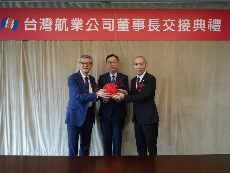 台航12日舉行董事長交接典禮。圖左至右分別為卸任董事長劉文慶、交通部常務次長林國顯、新任董事長魏健宏。（台航提供）中央社記者江明晏傳真　115年6月12日