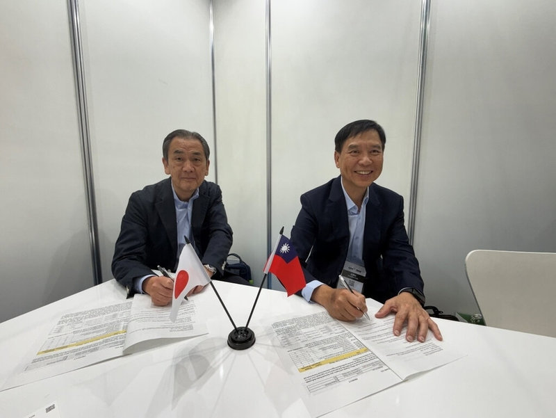 學名藥廠杏輝近期與日本Magmitt Pharmaceutical新簽消化系統用藥台灣市場代理權。圖為Magmitt Pharmaceutical副社長上田（左）、杏輝藥品總經理白友烺（右）。（杏輝提供）中央社記者何秀玲傳真　115年6月12日