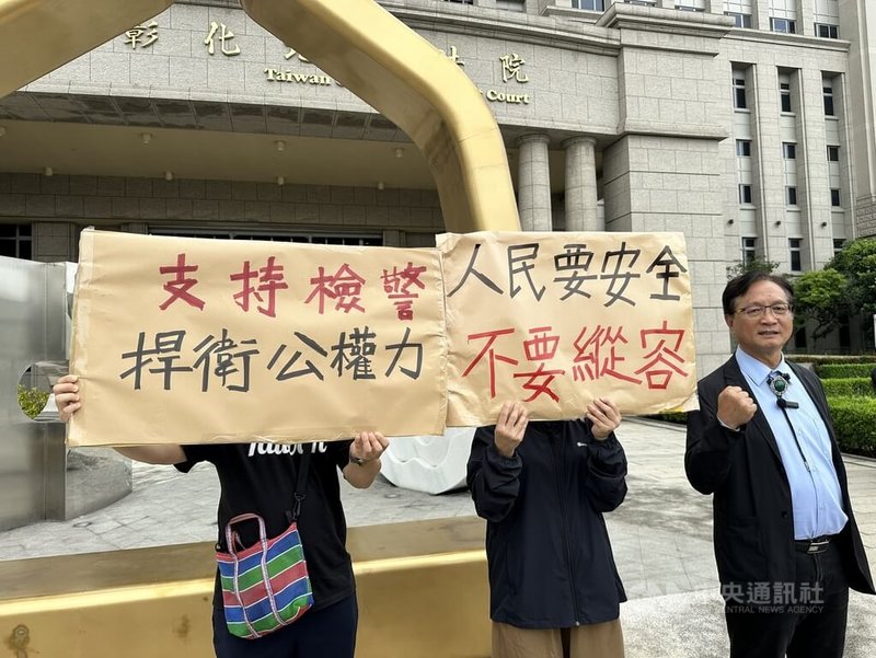 施姓男子毒駕撞傷彰化縣警察局溪湖分局埔鹽分駐所長陳國銘，彰檢聲請羈押施男遭駁回，檢方不服提抗告，台中高分院撤銷原裁定，彰化地院12日重開羈押庭裁准預防性羈押，彰化市長林世賢（右）於法院外聲援檢警。中央社記者鄭維真攝　115年6月12日
