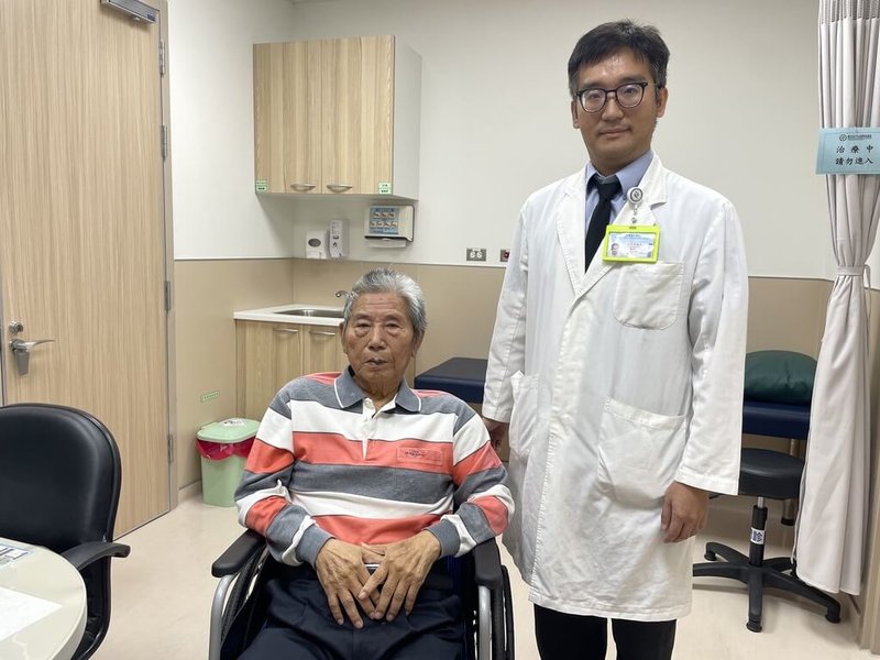 台中81歲林姓男子（左）的家人探視時，發現林男2天未進食喝水身體不適送醫，檢查為急性腎衰竭且心律不整恐致命，經治療恢復穩定。台中市立老人復健綜合醫院腎臟科主任王捷賢（右）提醒，照顧者應特別留意長者每日飲食與飲水狀況，若有異狀應儘速就醫。（中醫大市立醫院提供）中央社記者蘇木春傳真　115年6月12日