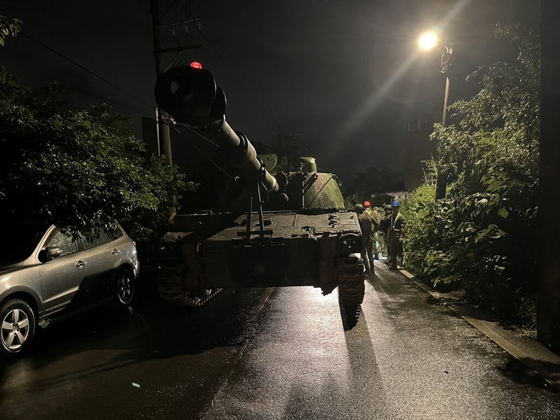桃園市楊梅區電研路11日晚間發生軍用車輛交通事故，陸軍砲兵第21指揮部履帶型車輛，疑因會車不慎，撞擊停放在路邊的5輛自小客車。（警方提供）中央社記者葉臻傳真　115年6月12日