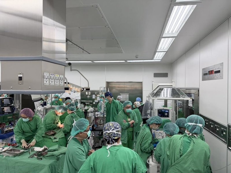 日前在台北榮總手術室內聚集30多名跨科別醫護，齊力搶救一名忍著腦瘤劇痛保護腹中胎兒的29週孕婦，所幸最終母子均安。（北榮提供）中央社記者沈佩瑤傳真　115年6月12日