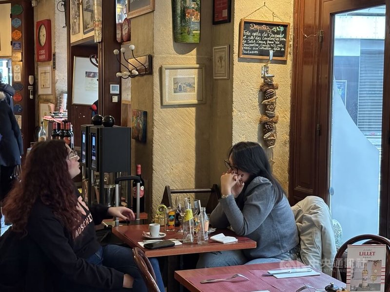 法國業者正推動將小酒館和咖啡館被列為聯合國教育、科學及文化組織(UNESCO)無形文化遺產。傳統小酒館從早到晚連續營業,既提供家常菜餚、酒精飲品,也能點一杯咖啡閒坐。中央社記者曾依璇巴黎攝 115年6月12日
