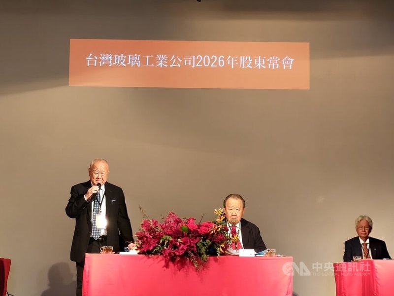 台玻12日召開股東會，董事長林伯豐（左）表示，受惠AI需求帶動，將持續提升高階玻璃纖維布產品比重。中央社記者何秀玲攝　115年6月12日