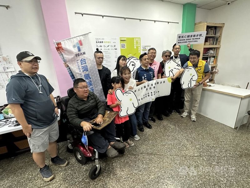 還路於民行人路權促進會等民間團體12日舉行記者會，發布「街道願景報告書」並提出5項訴求，呼籲政府把安全移動與淨零轉型納入治理核心，讓所有民眾都能安心移動。中央社記者劉建邦攝　115年6月12日