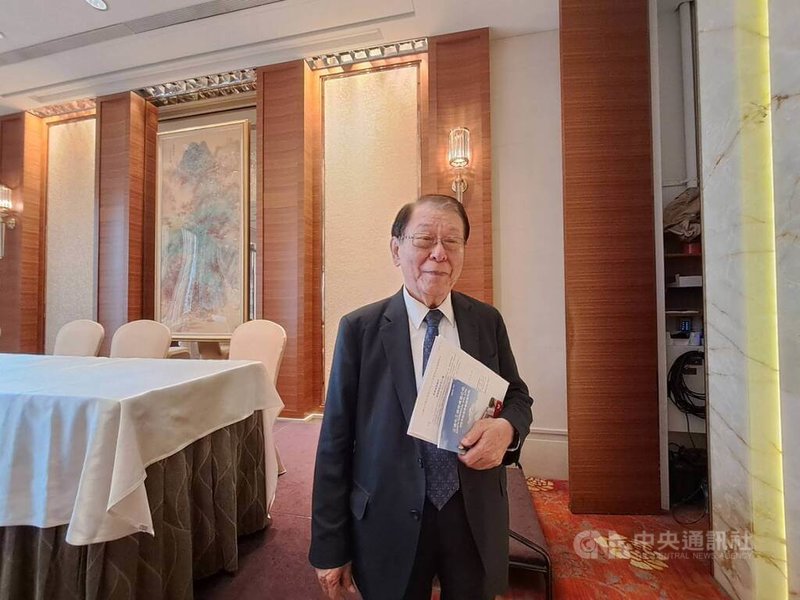 三福化工董事長巫信弘12日在股東會後表示，面板廠群創陸續賣廠，觸控面板廠精金科技關廠，面板化工材料生意大幅減少，半導體製程化工材料占比攀升，兩者占營收比重已相近。中央社記者潘智義攝　115年6月12日