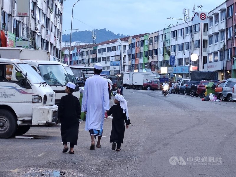 馬來西亞洛興雅難民議題升溫，驅逐洛興雅人請願引發社會爭議，圖為距離吉隆坡市區約20公里的士拉央市場。這裡是馬來西亞最大的蔬果與漁肉批發集散地，不少洛興雅難民在這裡從事搬運等零工維生。中央社記者黃自強吉隆坡攝　115年6月12日