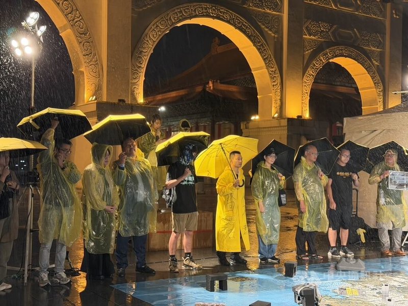 在台港人、香港邊城青年與台灣民間團體，12日晚間於自由廣場舉行「612行動－恆裏如已，礪行如始」紀念活動。圖為主辦方不畏風雨，仍照常舉行活動。中央社記者呂佳蓉攝　115年6月12日