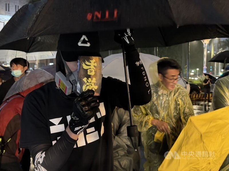 在台港人、香港邊城青年與台灣民間團體，12日晚間於自由廣場舉行「612行動－恆裏如已，礪行如始」紀念活動。圖為民眾默哀。中央社記者呂佳蓉攝　115年6月12日