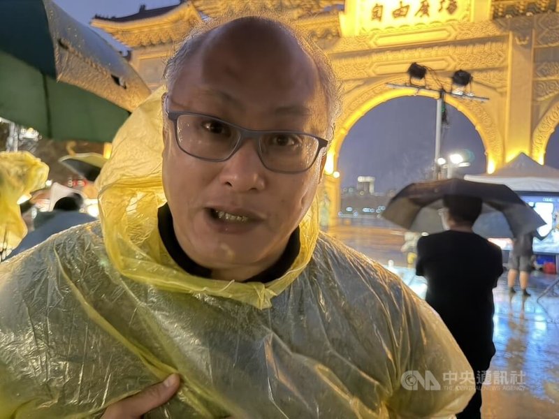 人權工作者李明哲12日晚間參加在自由廣場舉行的「612行動－恆裏如已，礪行如始」紀念活動，聲援香港。中央社記者呂佳蓉攝　115年6月12日