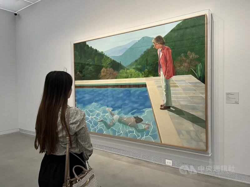 大衛.霍克尼(David Hockney)作品「藝術家肖像(泳池與兩個人像)」2024年曾於高雄市立美術館展出。(中央社檔案照片)