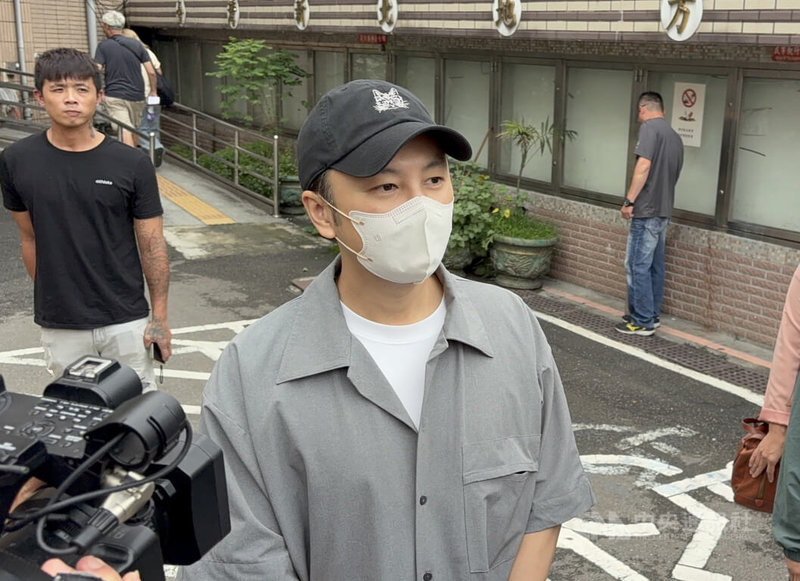 男團Energy成員張書偉(前)涉閃兵遭起訴,12日在庭上認罪。張書偉庭後步出新北地院時表示,對於自己犯下的錯誤影響到兵役公平性,再次跟社會大眾說聲抱歉。中央社記者曹亞沿攝 115年6月12日