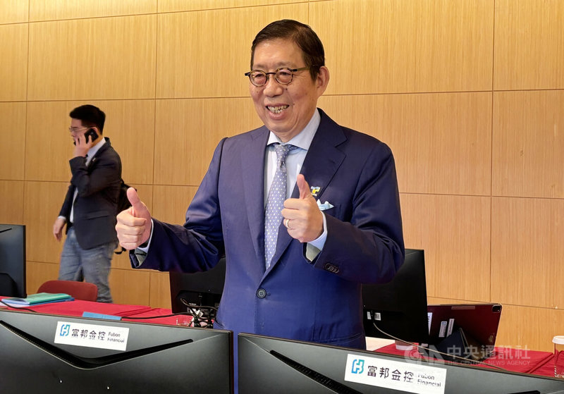 富邦金12日舉行115年股東常會，董事長蔡明興表示，針對股利政策，公司希望以調整後盈餘40%至50%作為配發基礎，以現金股利為主，並預期在獲利成長下，明年股利有機會優於今年。中央社記者曾筠庭攝　115年6月12日