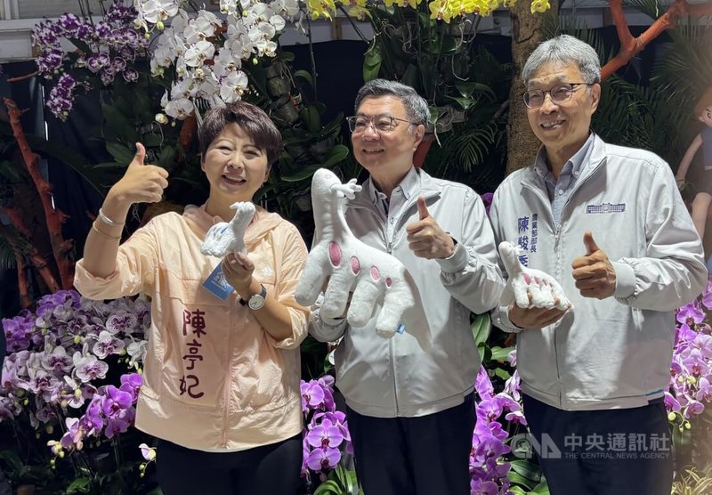 行政院長卓榮泰（中）12日視察台南後壁花卉創新園區研究發展中心時說，珍珠串計畫要逐步完成，讓農業和晶片得到水資源。右為農業部長陳駿季、左為民進黨籍立委陳亭妃。中央社記者張榮祥台南攝　115年6月12日