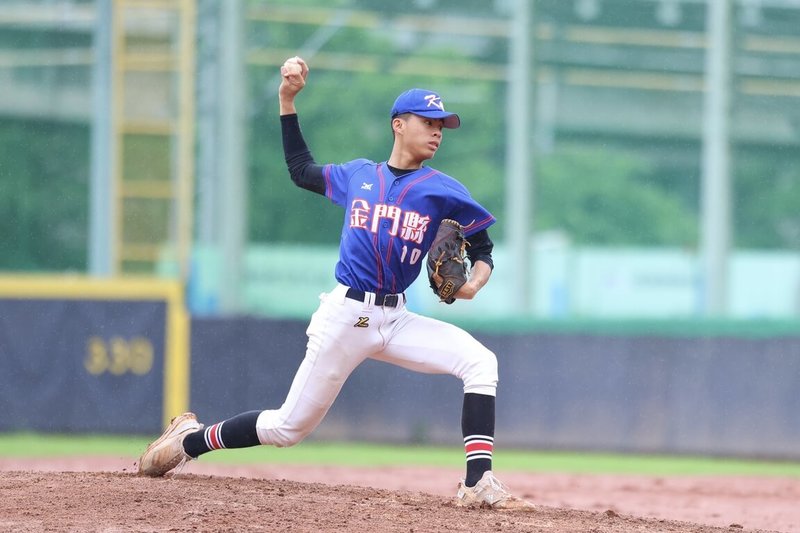 115年玉山盃青棒賽金門縣隊2連敗被淘汰，陣中王牌投手洪嘉恩（圖）身高184公分，11日對桃園先發吞敗但有投出三振。圖為洪嘉恩11日出賽畫面。（中華民國棒球協會提供）中央社記者謝靜雯傳真　115年6月12日