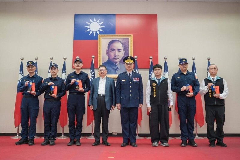 新竹縣警察局12日舉辦警察節慶祝活動，縣長楊文科（左4）頒獎表彰績優員警等，局長林建隆（左5）說，未來將持續透過獎勵機制提升團隊士氣，讓認真執勤、表現優異的員警獲得實質鼓勵，成為基層警察後盾。（新竹縣警察局提供）中央社記者郭宣彣傳真　115年6月12日