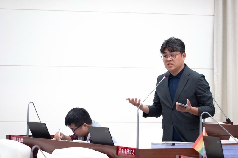 民進黨新竹市議員陳建名（右）12日指延平路地下停車場中央補助遭撤銷，認為市府行政怠惰、效率低落。市府對此表示，主因近年成本大漲導致4度流標，已重新檢討預算並準備重新招標。（陳建名提供）中央社記者魯鋼駿傳真　115年6月12日