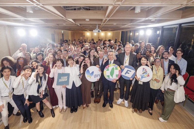 民進黨今天表示，國際自由青年聯盟（IFLRY）11日以「自由青年與全球威權挑戰：台灣和烏克蘭的民主前線的經驗」為主題首次在台灣舉辦，全球140位、來自50多國的自由民主政黨青年出席。（民進黨提供）中央社記者溫貴香傳真　115年6月12日