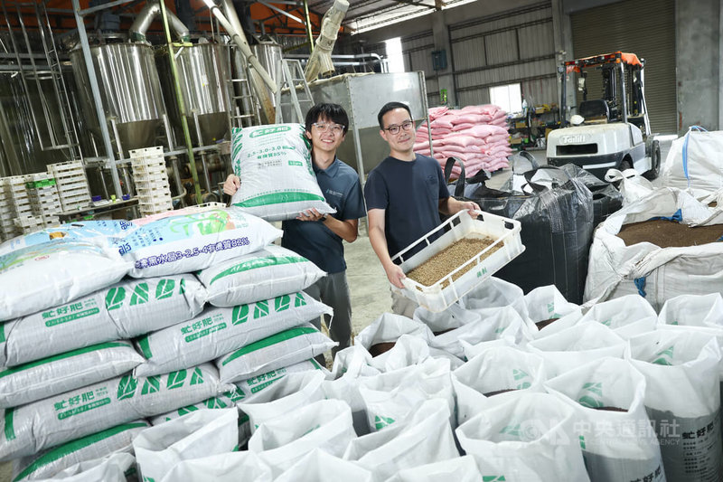 雲林虎尾一處工業區裡，廠房內藏身台灣目前商轉規模最大的黑水虻養殖基地。圖右至左為循創生物科技創辦人錢柏綸、經理洪自亨。中央社記者王騰毅攝　115年6月12日