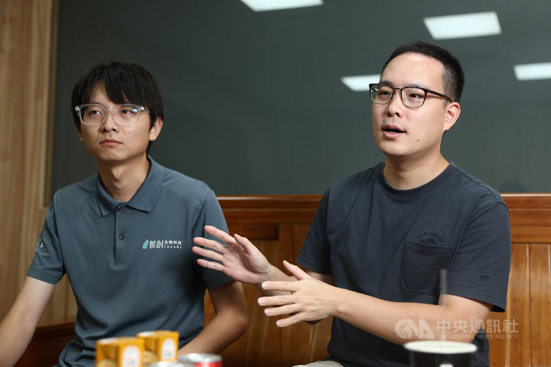 循創生物科技集合了環工、生物、設備工程等不同背景人才,形成少見的跨域組合,公司股東也有來自廢棄物處理、綠能、肥料產業的策略投資人。圖右至左為循創生物科技創辦人錢柏綸、經理洪自亨。中央社記者王騰毅攝 115年6月12日